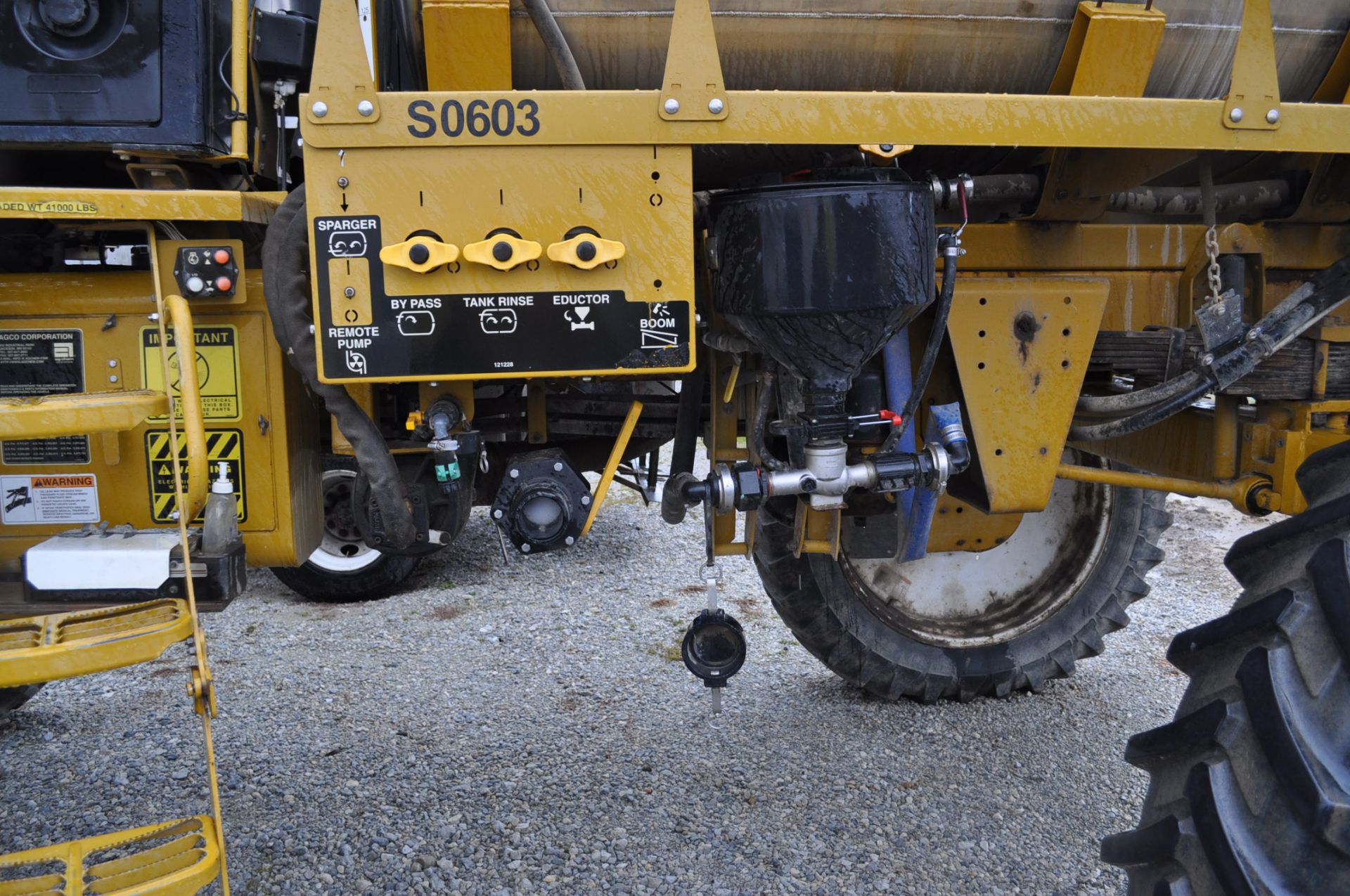 2006 RoGator 874, 850 gal. SS tank, 90’ booms, 3-way, wet boom, Raven SCS 4000 monitor, 380/90/46 - Image 6 of 13