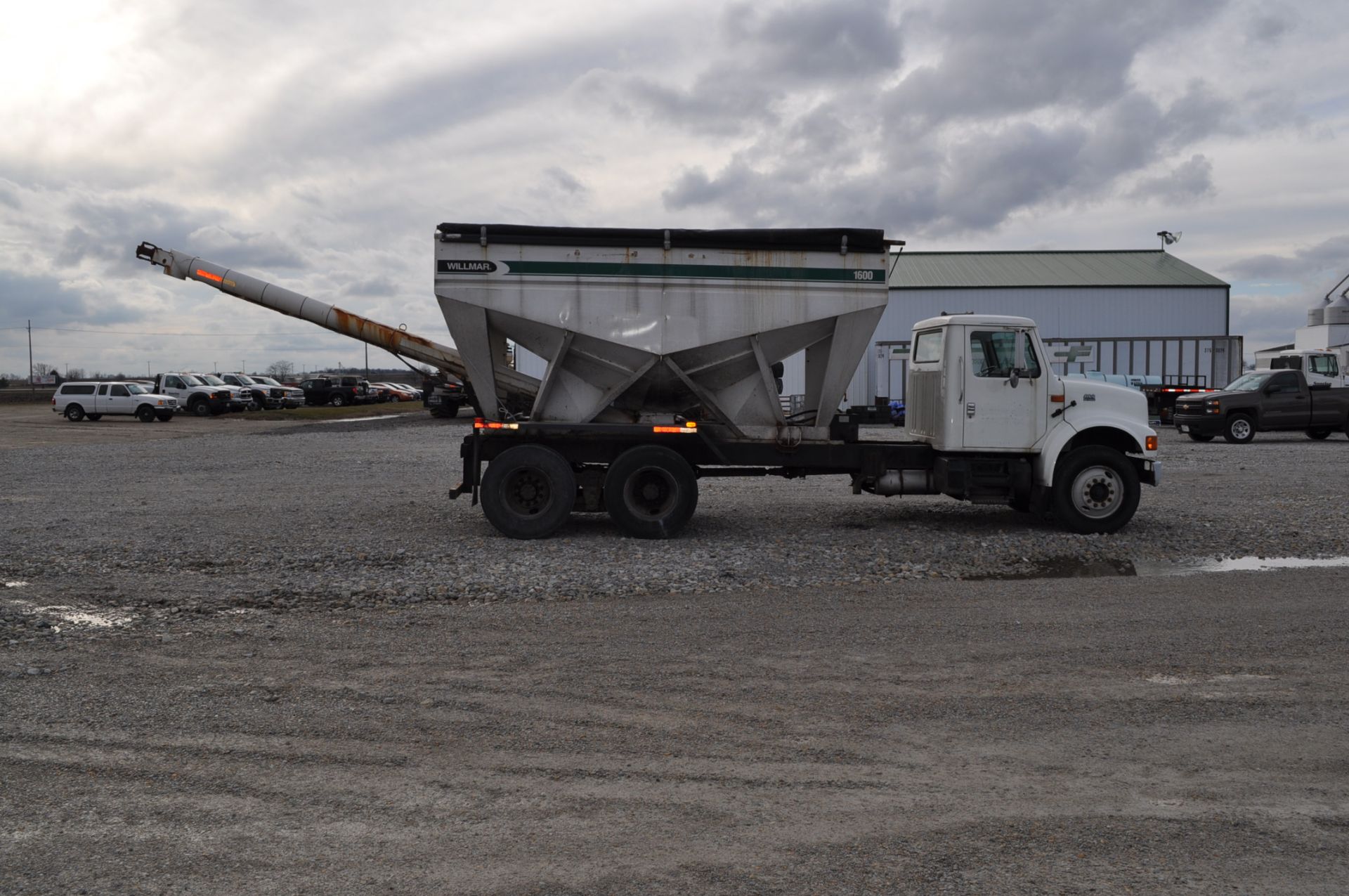 2002 International 4900 w/ Willmar 16-ton bed, rear auger, DT466E engine needs work, 7-speed, PTO - Image 7 of 21