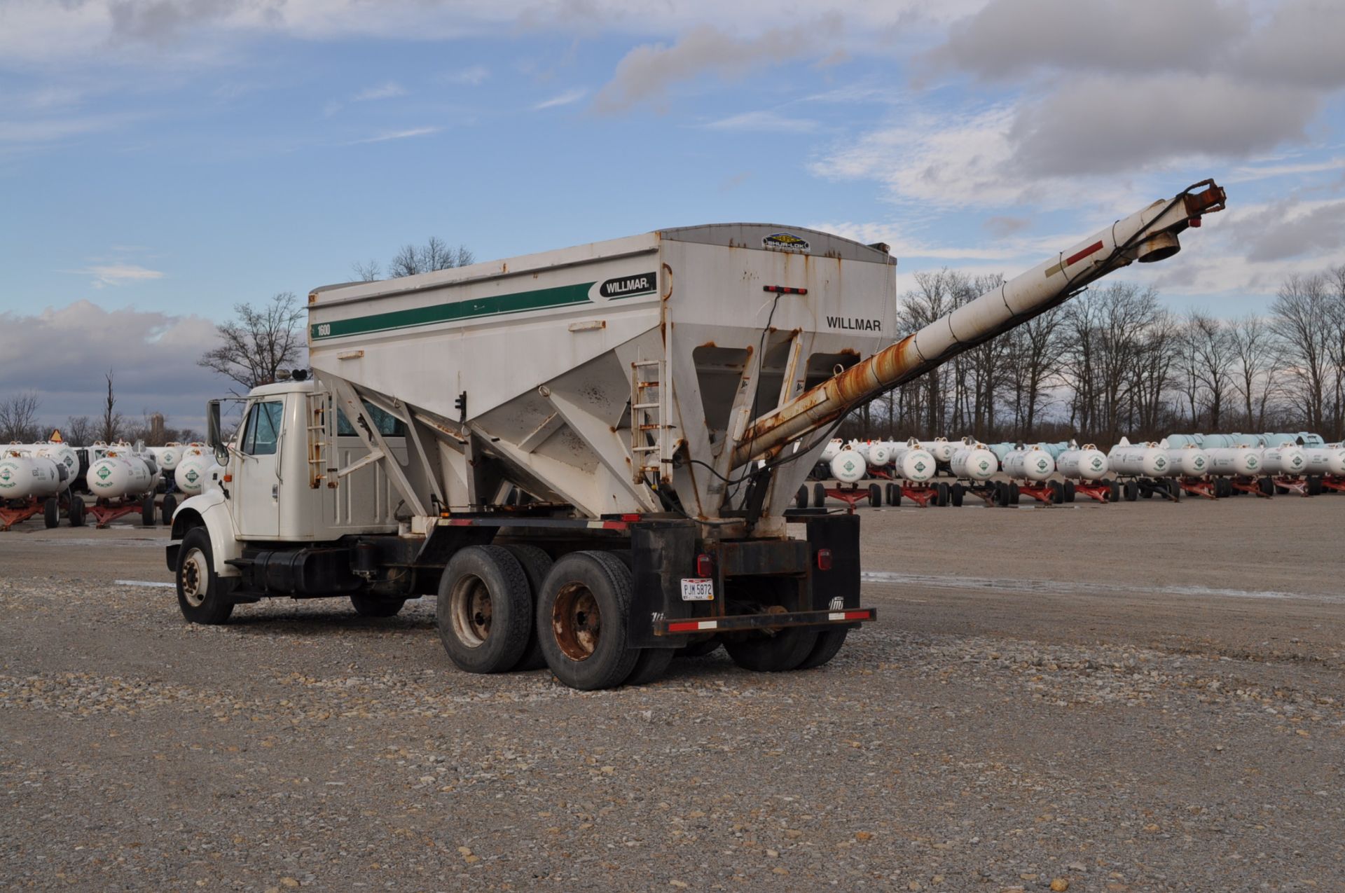 2002 International 4900 w/ Willmar 16-ton bed, rear auger, DT466E engine needs work, 7-speed, PTO - Image 4 of 21