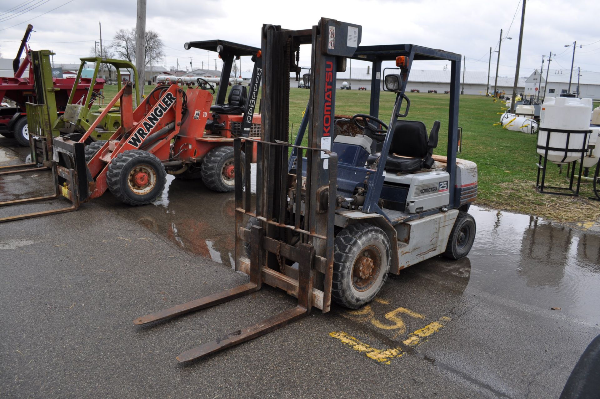 Komatsu FG 25C11 Forklift, Pneumatic Tires, Gasoline, 2 speed, 5000 lbs. lift, shows 743 hrs.