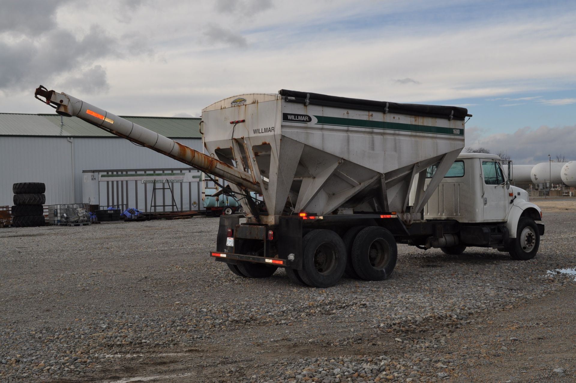 2002 International 4900 w/ Willmar 16-ton bed, rear auger, DT466E engine needs work, 7-speed, PTO - Image 6 of 21