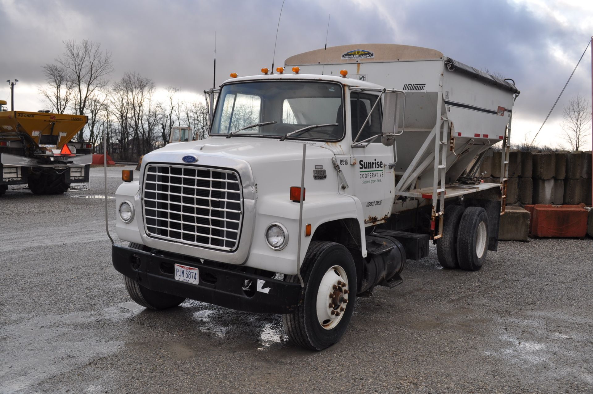 1985 Ford 8000 w/ Willmar 10-ton bed & auger, Cat 3208, 5+2 speed, spring-ride, air-brakes