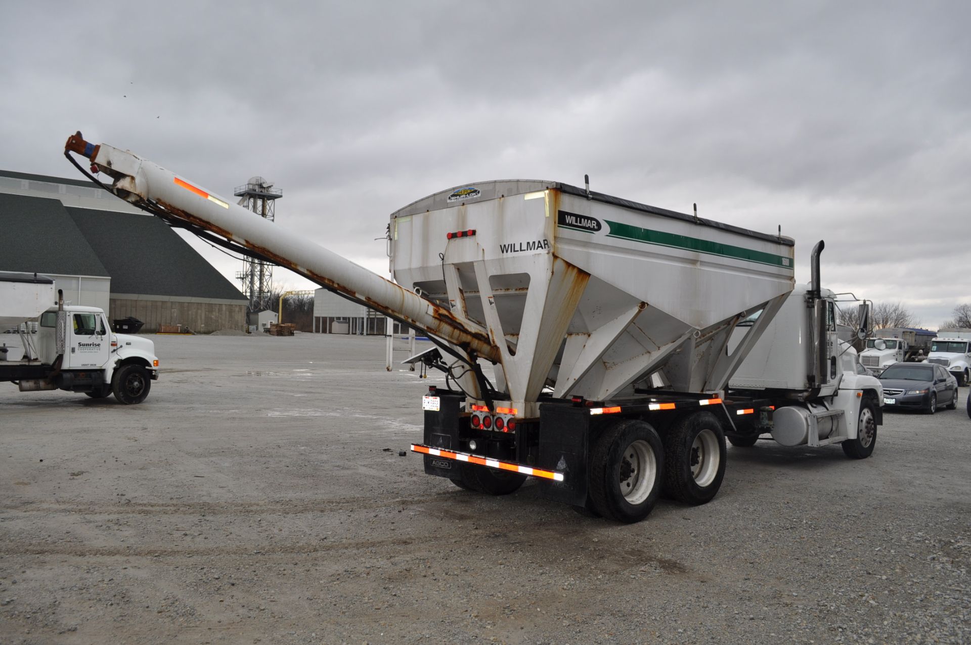 1991 Freightliner w/ Willmar 16-ton bed, 855 Cummins 9-speed Eaton, twin screw, air ride, 1,184, - Image 6 of 22