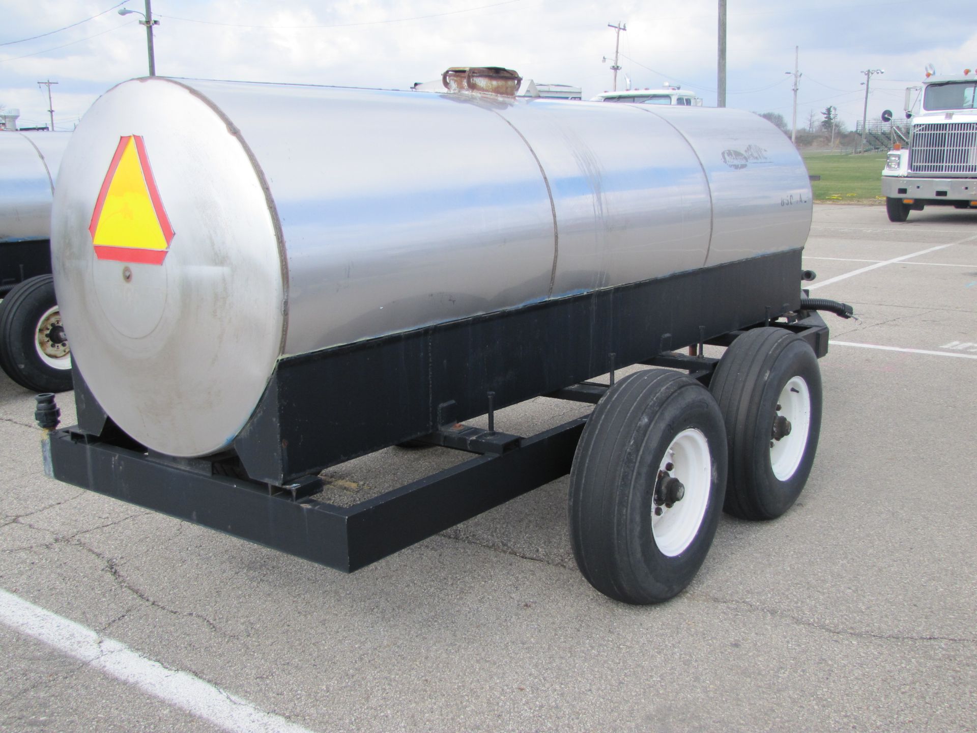 850 gallon SS tandem axle nurse trailer, 2" pump with gas engine - Image 5 of 6