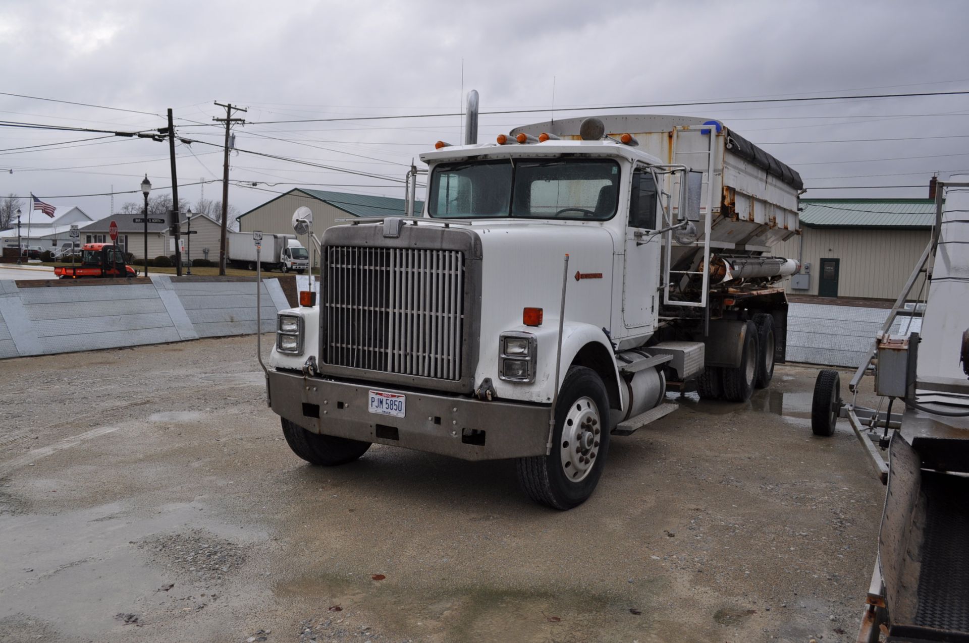 1986 International F-9370 w/ Chandler 16’ double-compartment tender box, 18’ auger, Cummins 855, 9-