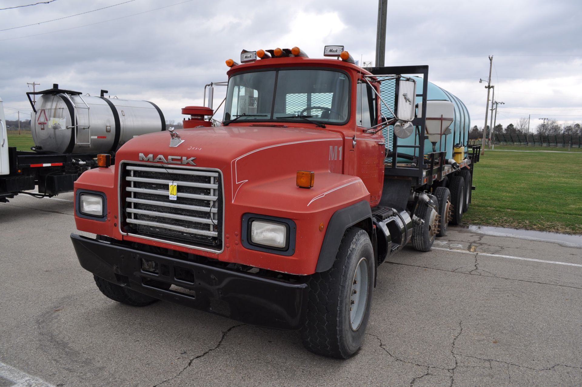 1993 Mack w/ 25’ flat-bed, 2,500 gal. poly tank, pump & motor, Mack engine, 9-speed Eaton, tag - Image 13 of 30