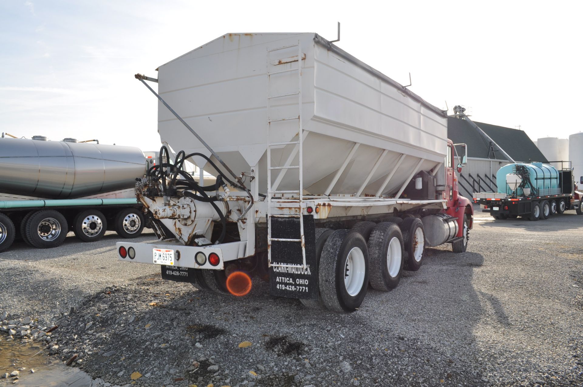 1998 International 9100 w/ Ray-Man 18-ton 3-compartment fertilizer bed, side discharge, 32,000 - Image 5 of 19