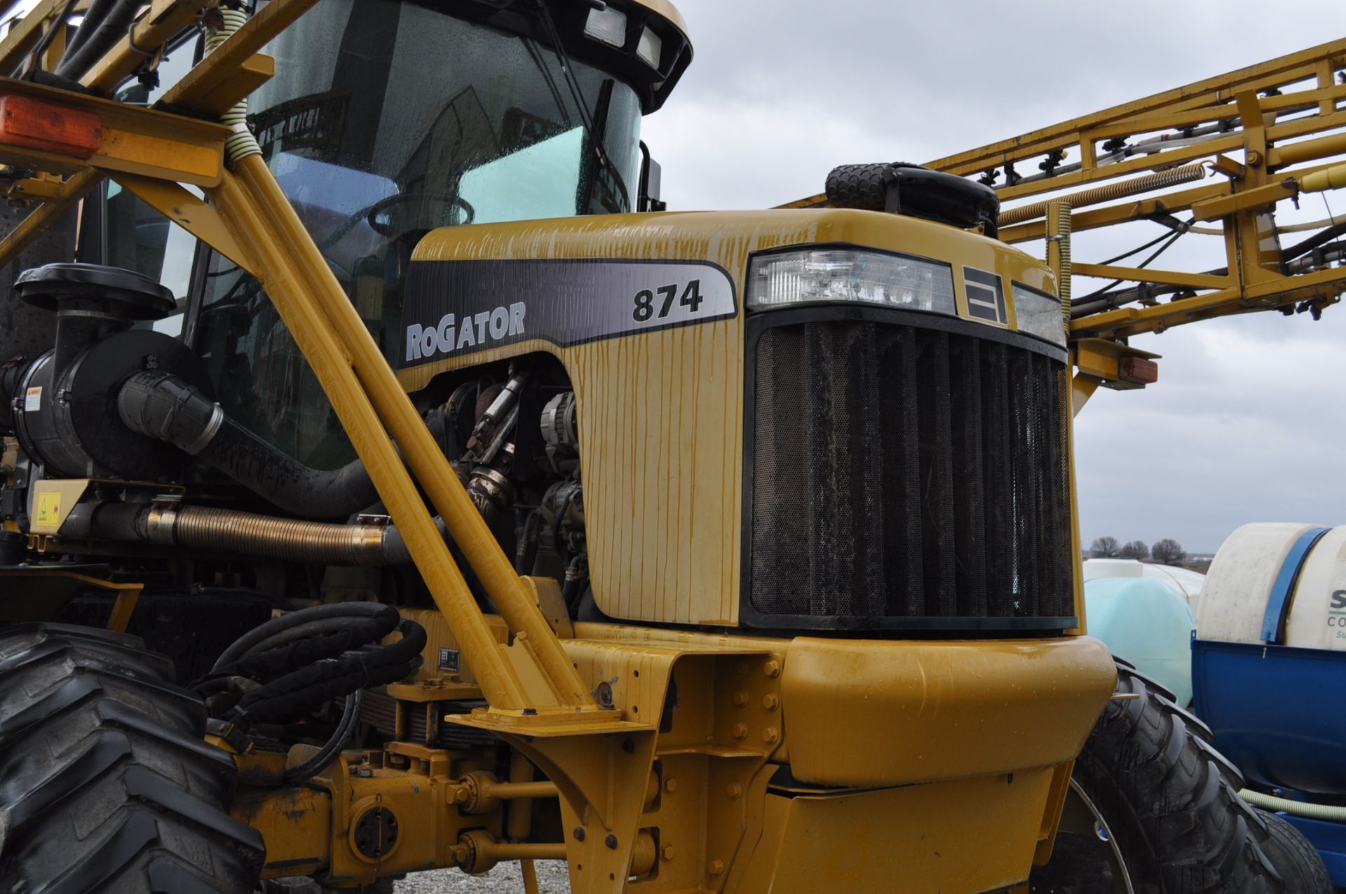 2006 RoGator 874, 850 gal. SS tank, 90’ booms, 3-way, wet boom, Raven SCS 4000 monitor, 380/90/46 - Image 2 of 13