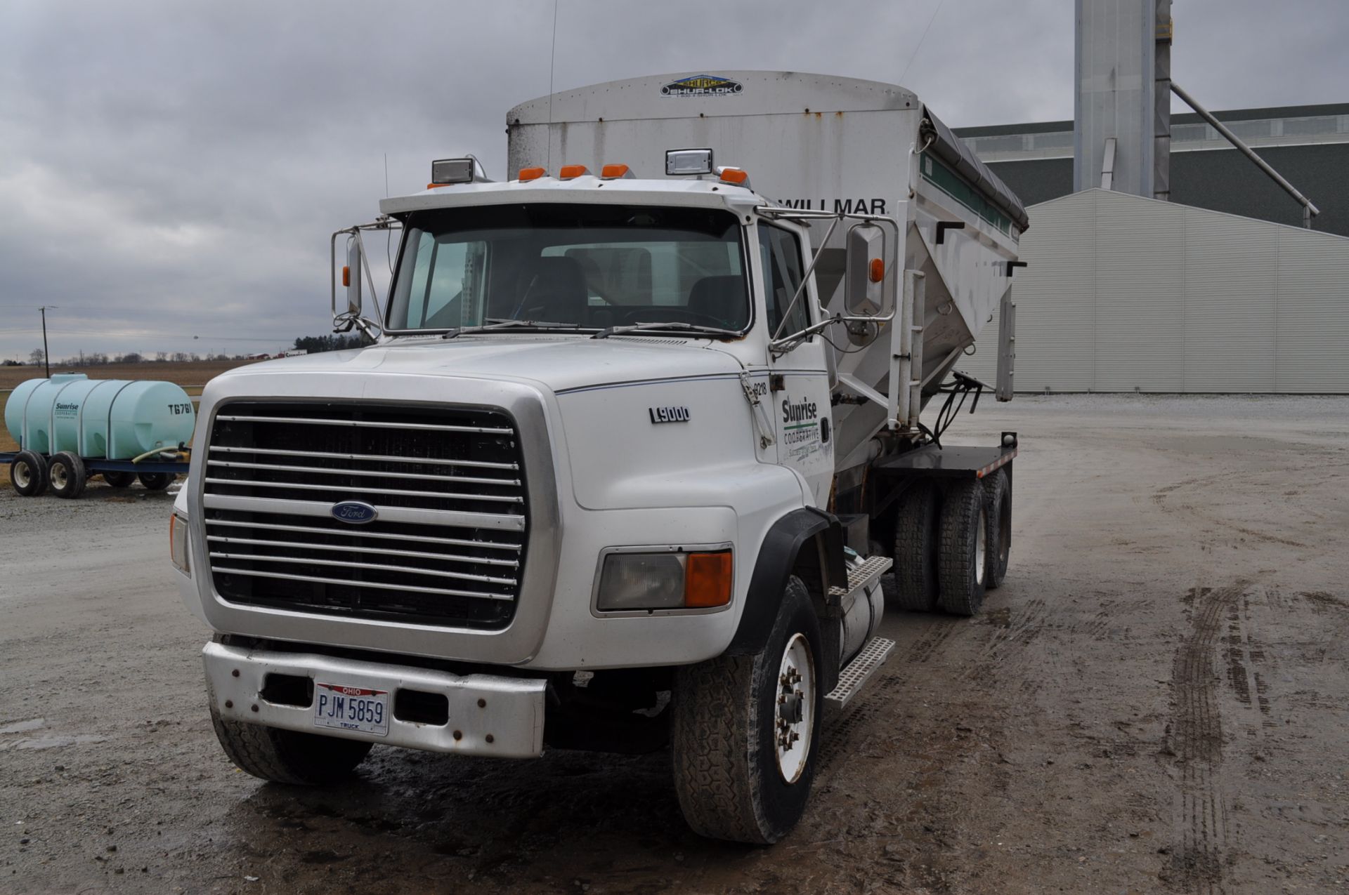 1992 Ford L9000 w/ Willmar 16-ton bed, KSI SS cleated belt conveyor, L10 Cummins, 13-speed