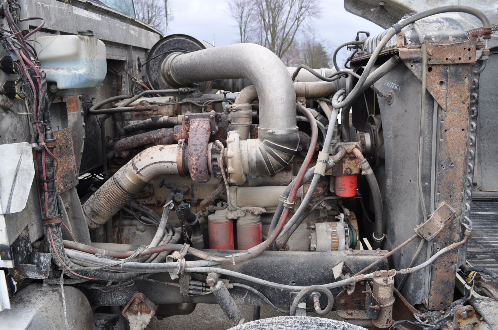 1986 International F-9370 w/ Chandler 16’ double-compartment tender box, 18’ auger, Cummins 855, 9- - Image 4 of 16