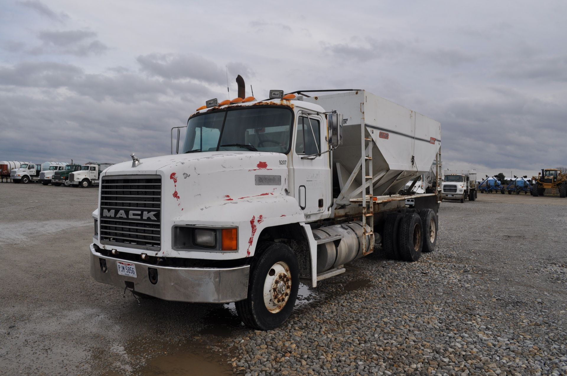 1992 Mack CH612 w/ Willmar 16-ton bed, rear auger, Mack engine, 9-speed, twin screw, spring-ride,