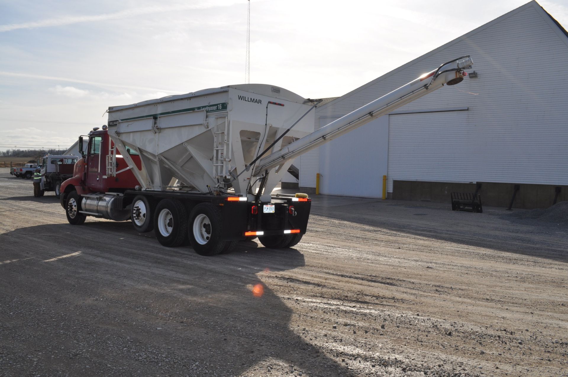 1996 International 9200 w/ Willmar Load Runner 16-ton, 2-compartment fertilizer bed & auger, 52, - Image 3 of 15