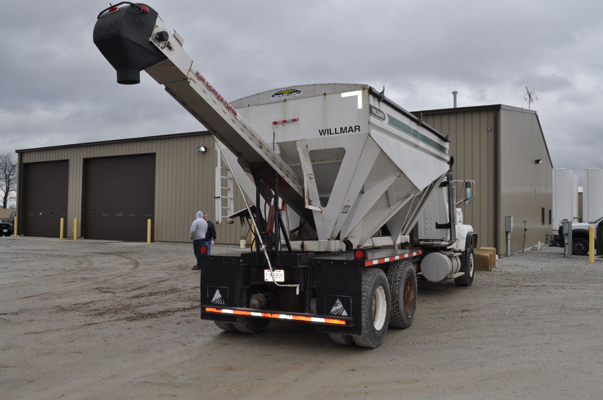 1992 Ford L9000 w/ Willmar 16-ton bed, KSI SS cleated belt conveyor, L10 Cummins, 13-speed - Image 5 of 21