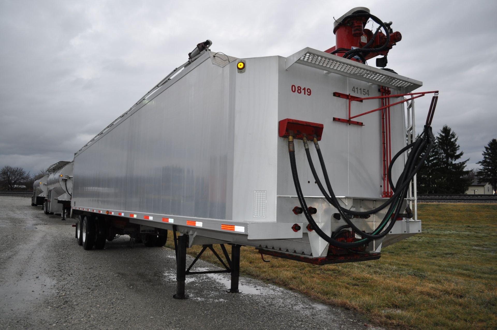 2009 44’ Walinga aluminum bulk/bag combo bulk feed trailer, sliding tandem, 32’ auger, 80” sides,