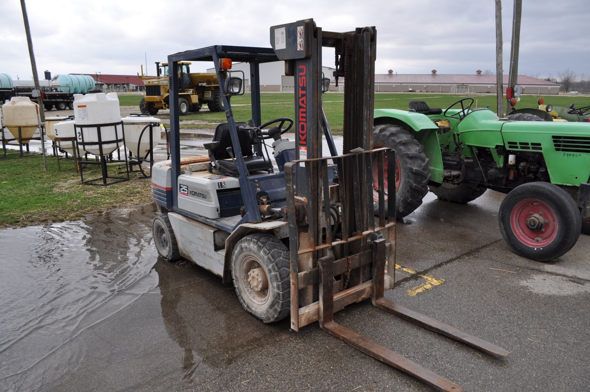 Komatsu FG 25C11 Forklift, Pneumatic Tires, Gasoline, 2 speed, 5000 lbs. lift, shows 743 hrs. - Image 4 of 7