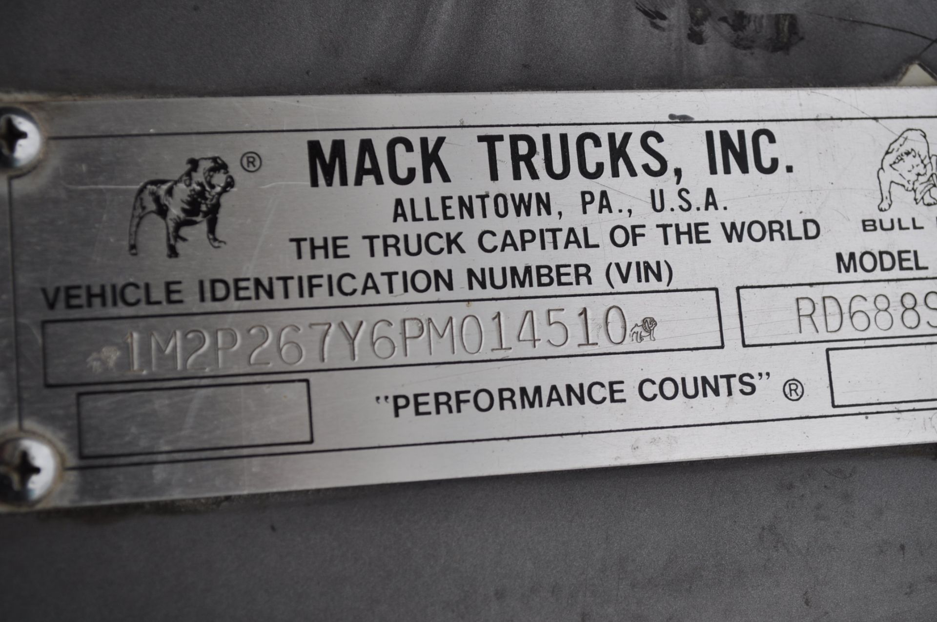 1993 Mack w/ 25’ flat-bed, 2,500 gal. poly tank, pump & motor, Mack engine, 9-speed Eaton, tag - Image 7 of 30