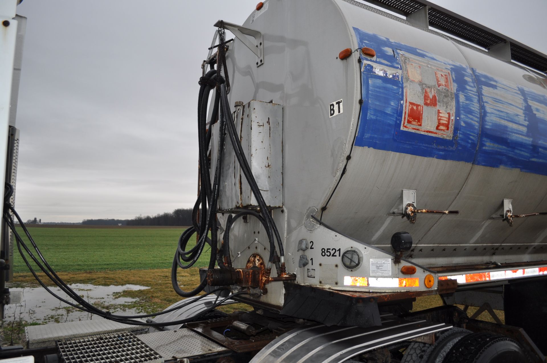 1985 39’ Fontaine  9-bin aluminum bulk-feed trailer, 28’ auger, spring-ride - Image 7 of 12