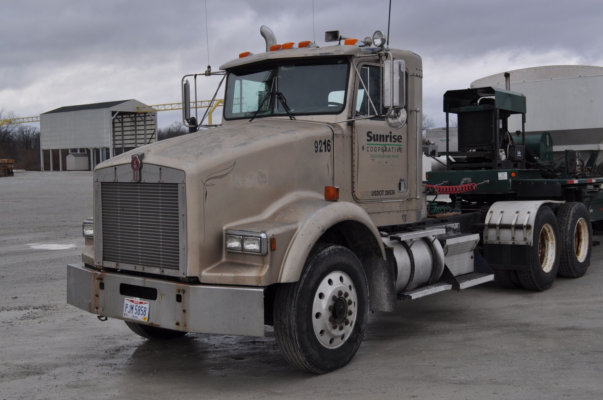 1992 Kenworth T800 semi, N14 Cummins, 9-speed Eaton, tandem axle, twin screw, day cab, 8 bag air