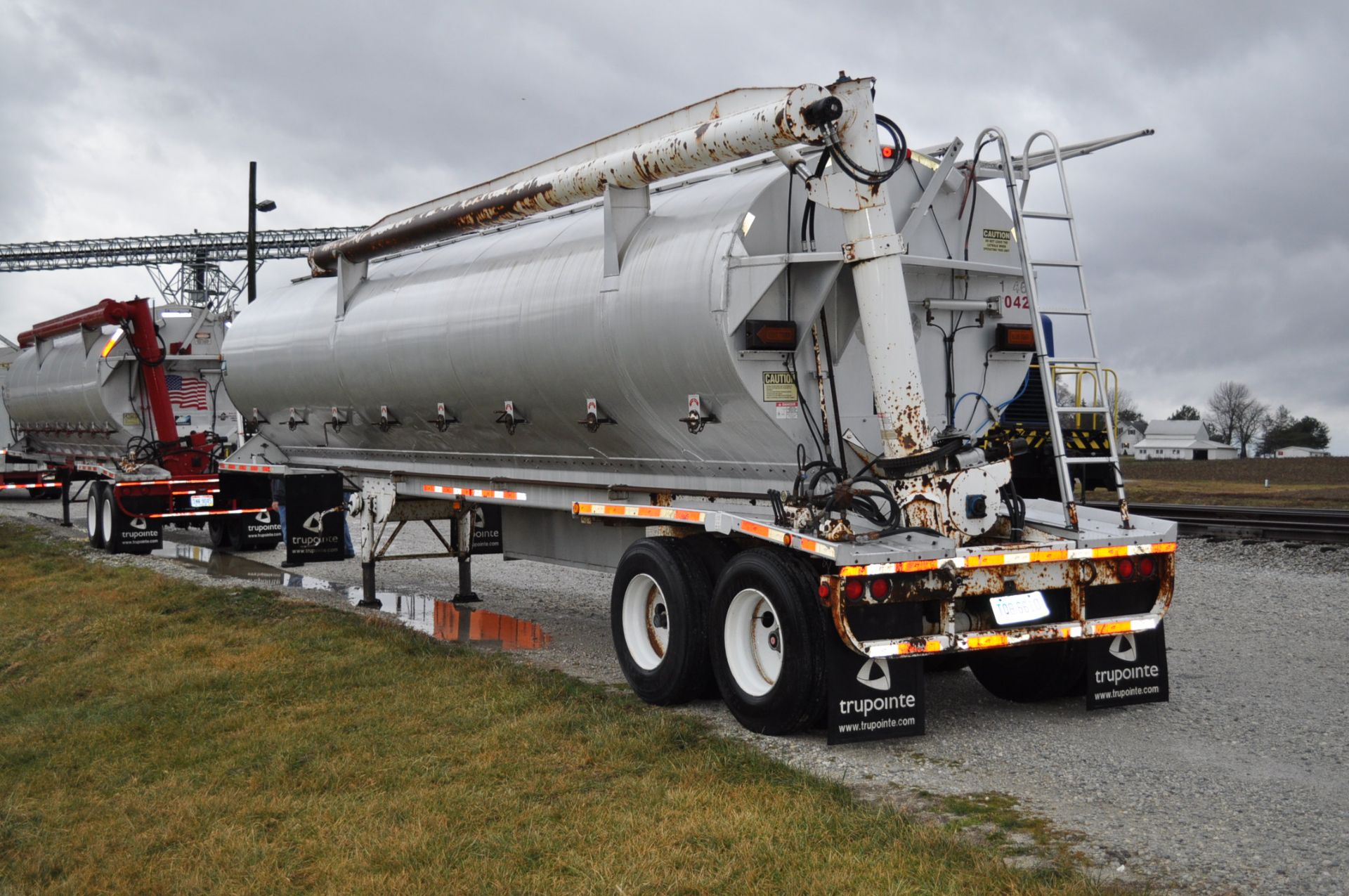 2004 40’ Warren 8-bin aluminum bulk feed trailer, 31’ auger, air ride, collapsible upper hand - Image 3 of 12