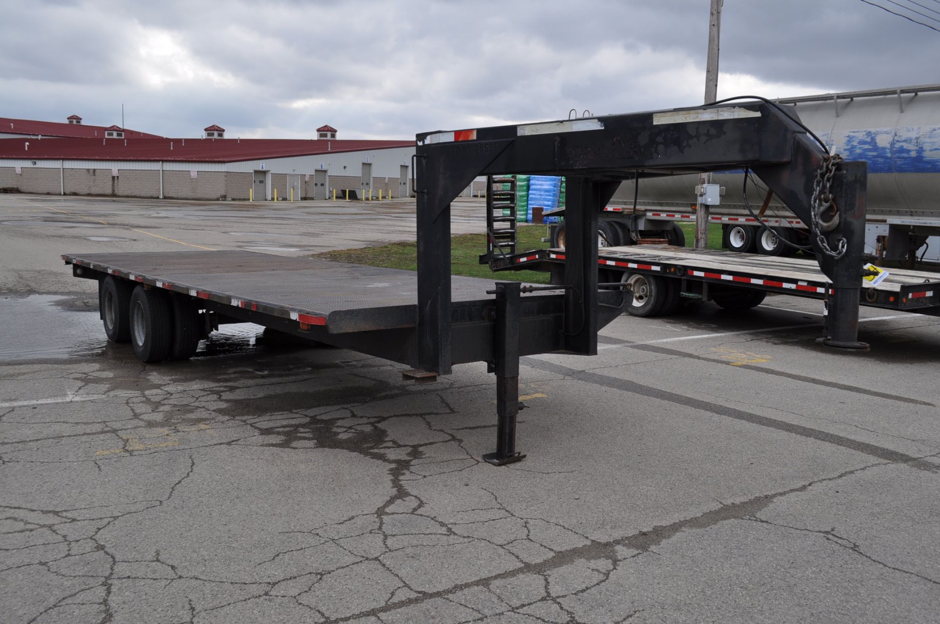 1979 Clymer 26' Gooseneck flatbed trailer, steel floor, tandem axle, dual wheels, 9.50-16.5 tires - Image 4 of 10