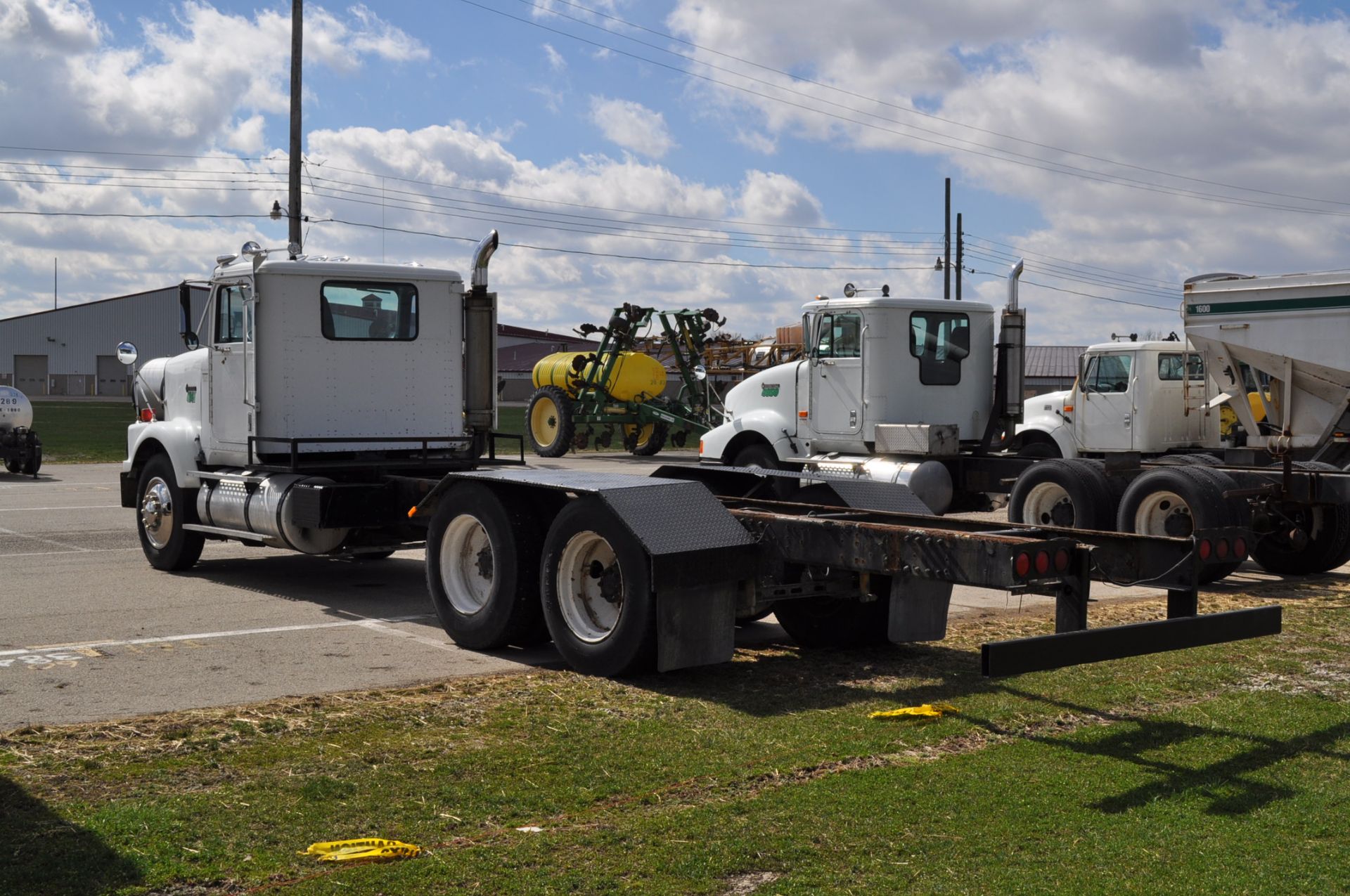 1988 International 9300, cab & chassis, 48,000 GVW, NTC-350 Cummins, 9-speed Eaton, twin screw, air - Image 2 of 7