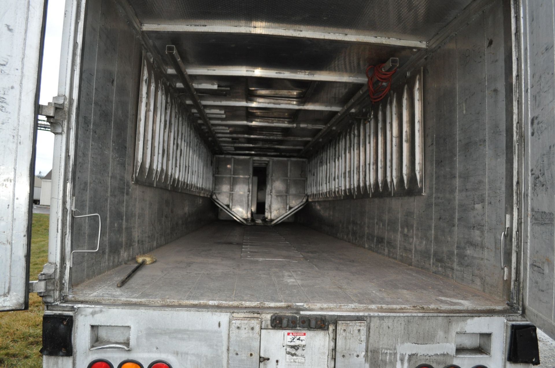 2009 44’ Walinga aluminum bulk/bag combo bulk feed trailer, sliding tandem, 32’ auger, 80” sides, - Image 10 of 10