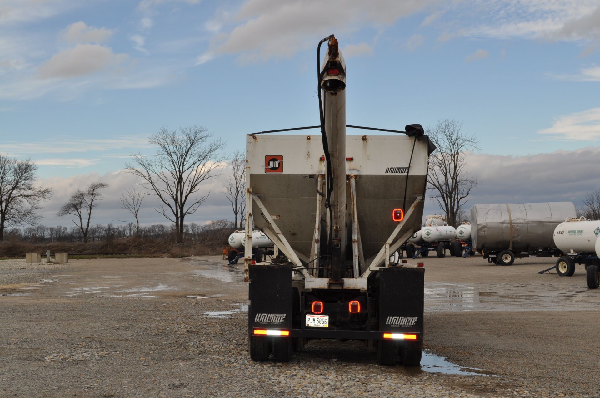 1992 Mack CH612 w/ Willmar 16-ton bed, rear auger, Mack engine, 9-speed, twin screw, spring-ride, - Image 4 of 24