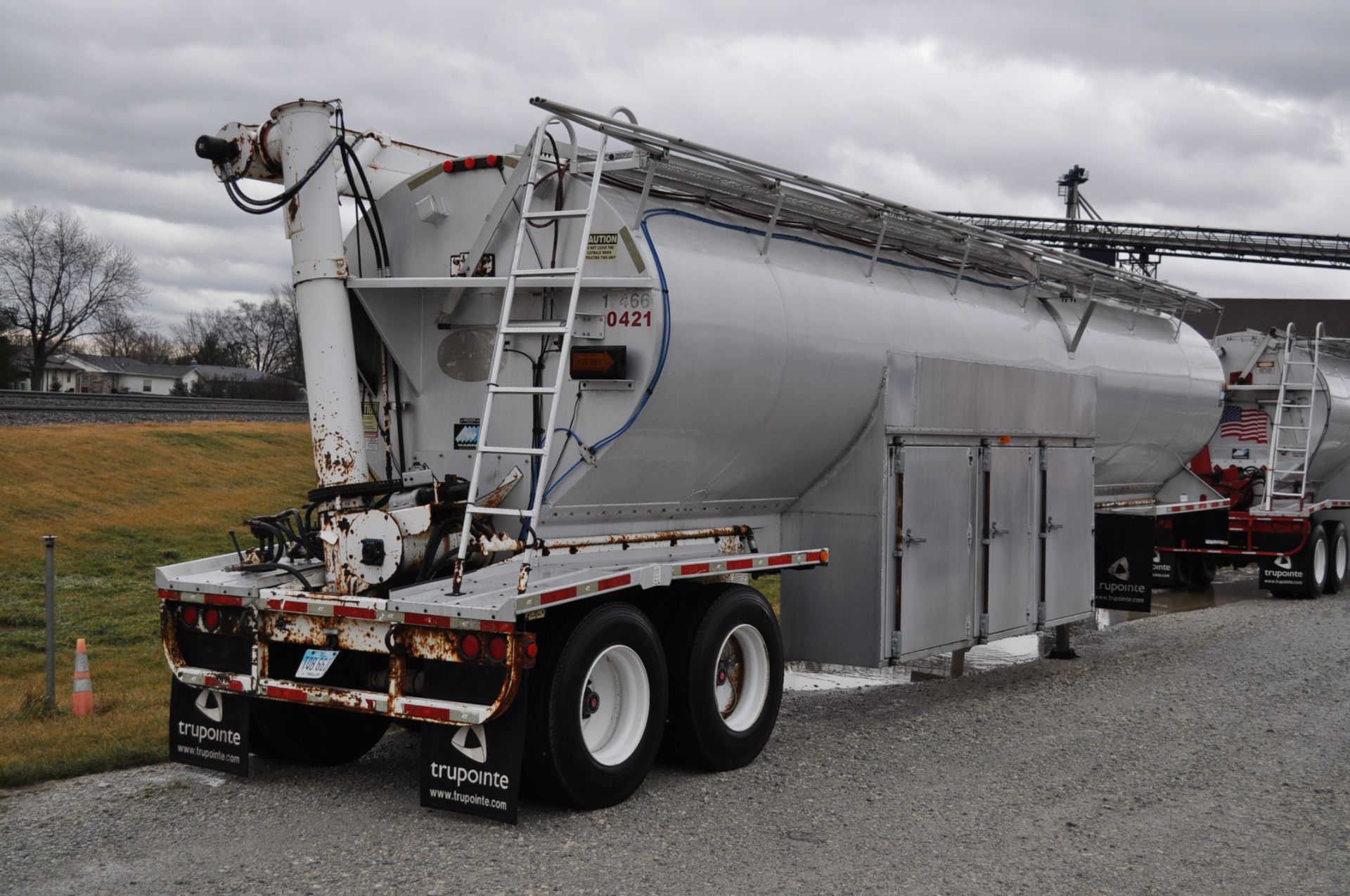 2004 40’ Warren 8-bin aluminum bulk feed trailer, 31’ auger, air ride, collapsible upper hand - Image 4 of 12