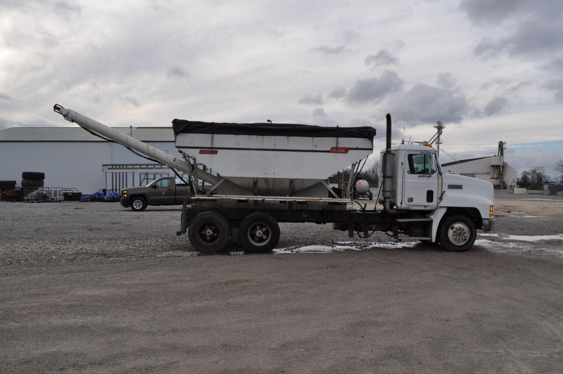 1992 Mack CH612 w/ Willmar 16-ton bed, rear auger, Mack engine, 9-speed, twin screw, spring-ride, - Image 6 of 24