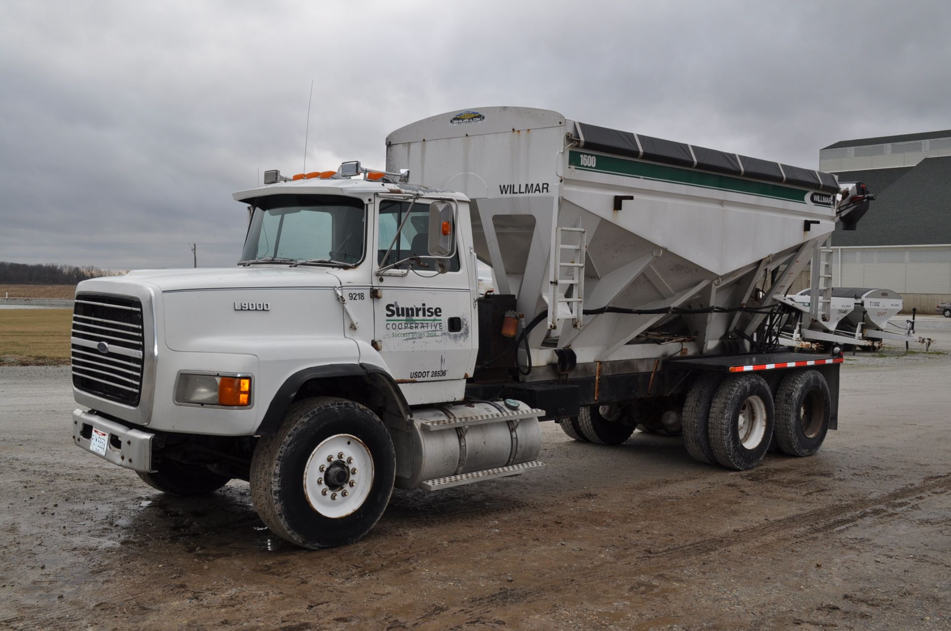 1992 Ford L9000 w/ Willmar 16-ton bed, KSI SS cleated belt conveyor, L10 Cummins, 13-speed - Image 2 of 21
