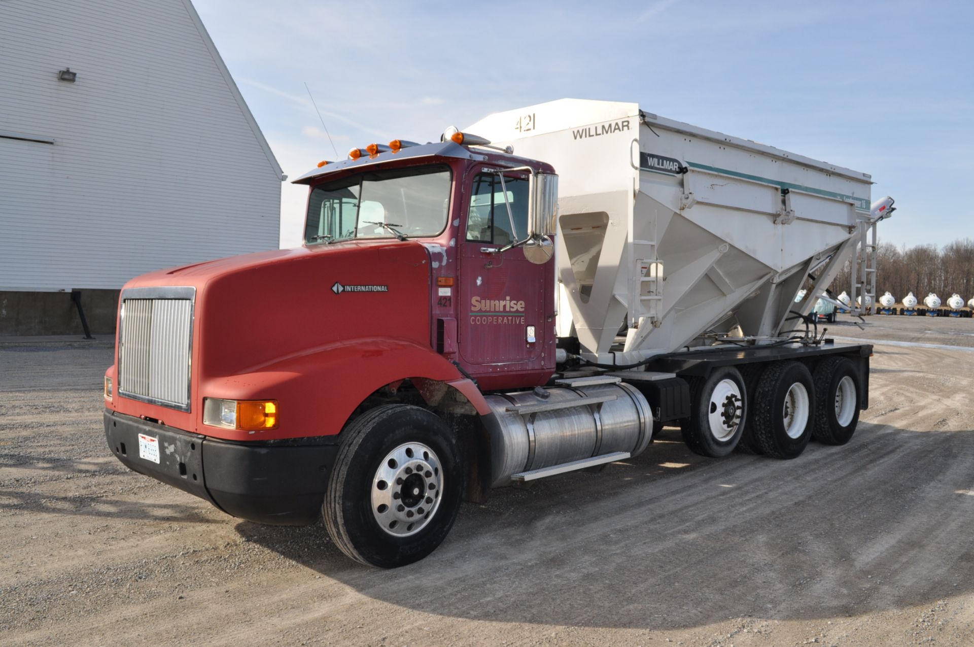 1996 International 9200 w/ Willmar Load Runner 16-ton, 2-compartment fertilizer bed & auger, 52,