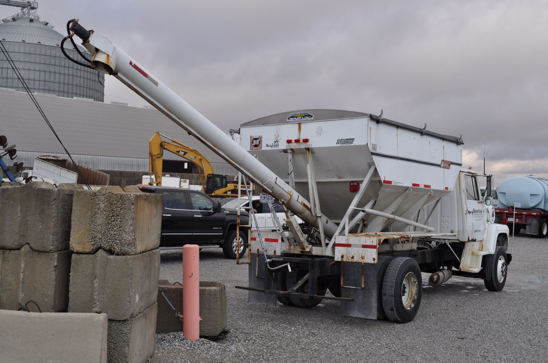 1985 Ford 8000 w/ Willmar 10-ton bed & auger, Cat 3208, 5+2 speed, spring-ride, air-brakes - Image 3 of 10