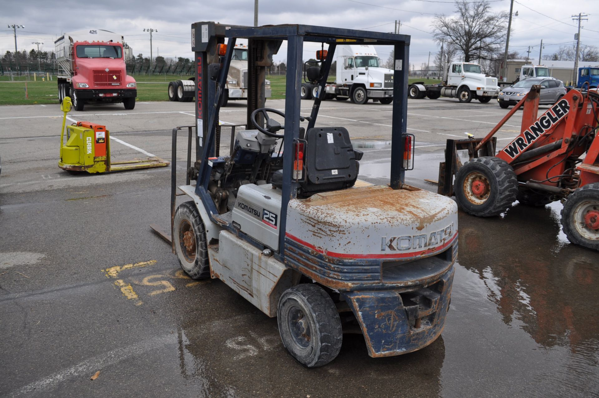 Komatsu FG 25C11 Forklift, Pneumatic Tires, Gasoline, 2 speed, 5000 lbs. lift, shows 743 hrs. - Image 2 of 7