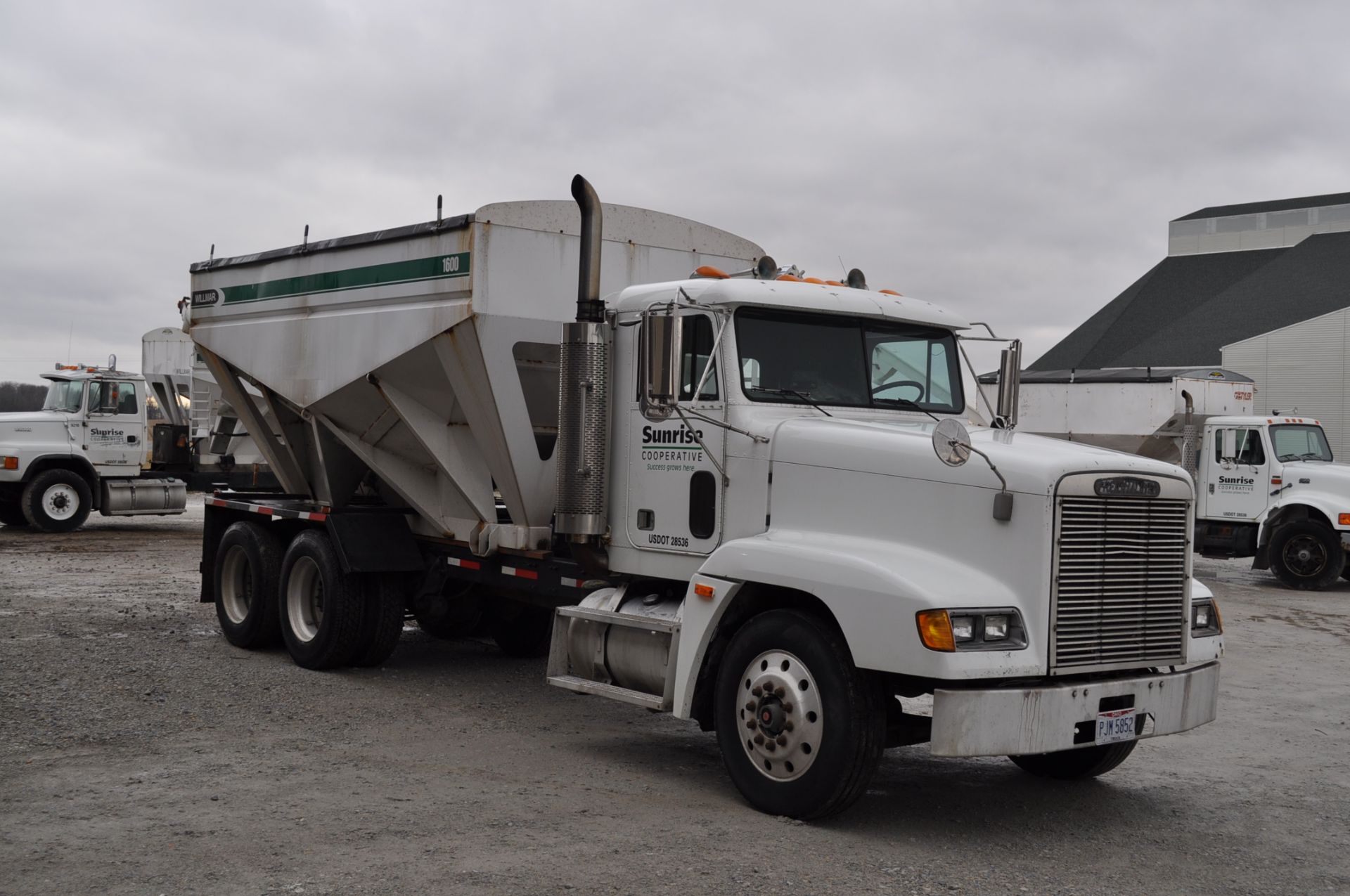 1991 Freightliner w/ Willmar 16-ton bed, 855 Cummins 9-speed Eaton, twin screw, air ride, 1,184, - Image 7 of 22