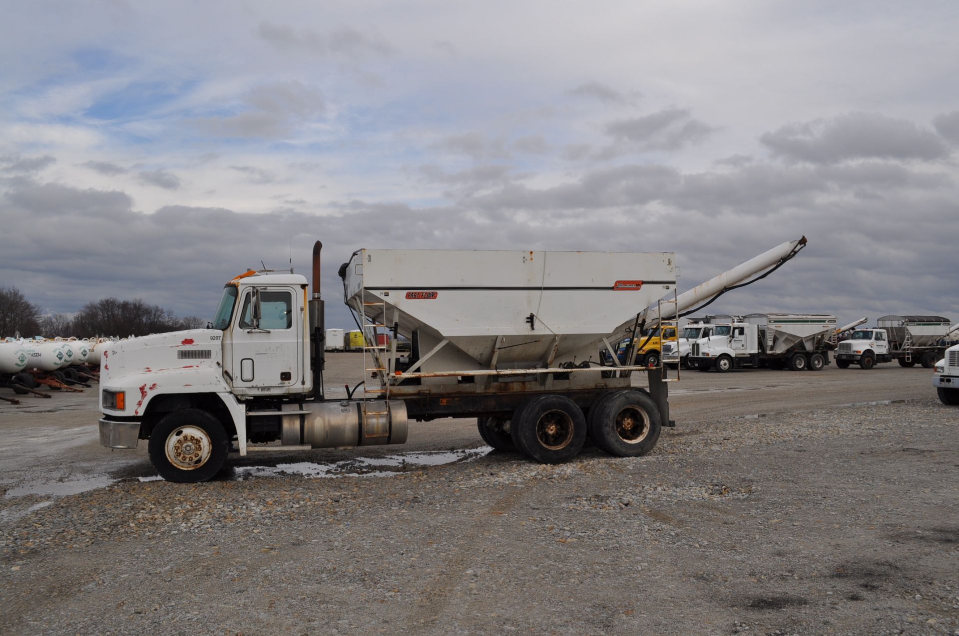 1992 Mack CH612 w/ Willmar 16-ton bed, rear auger, Mack engine, 9-speed, twin screw, spring-ride, - Image 2 of 24