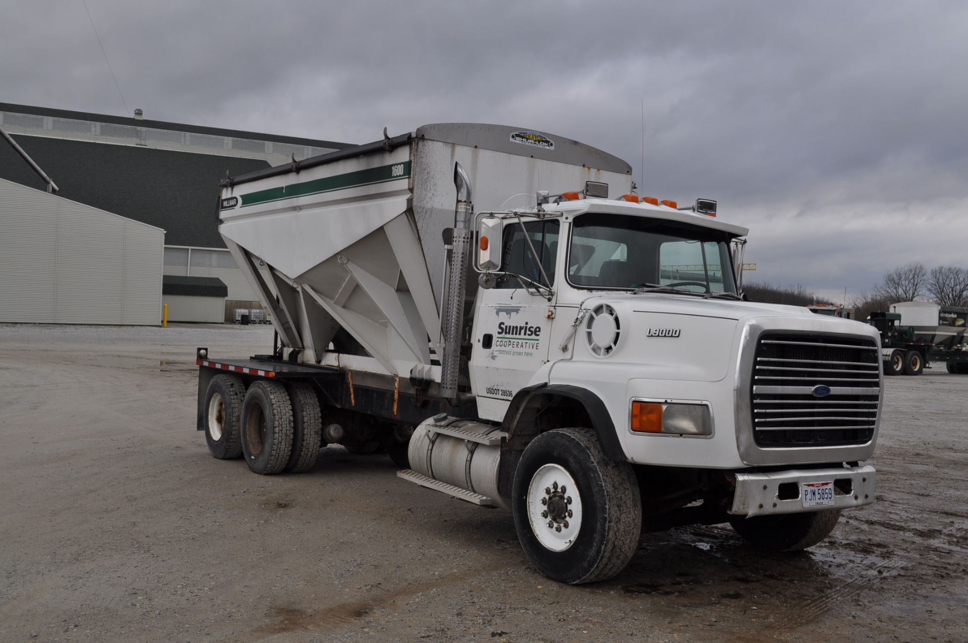 1992 Ford L9000 w/ Willmar 16-ton bed, KSI SS cleated belt conveyor, L10 Cummins, 13-speed - Image 7 of 21