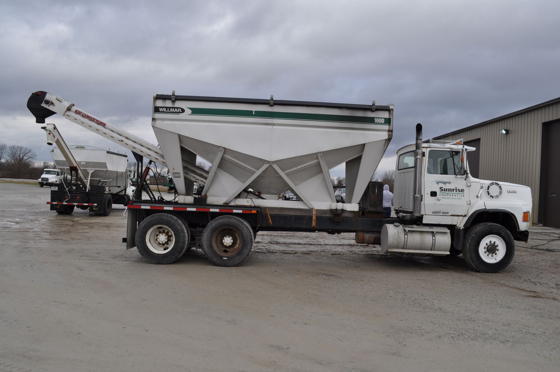 1992 Ford L9000 w/ Willmar 16-ton bed, KSI SS cleated belt conveyor, L10 Cummins, 13-speed - Image 6 of 21