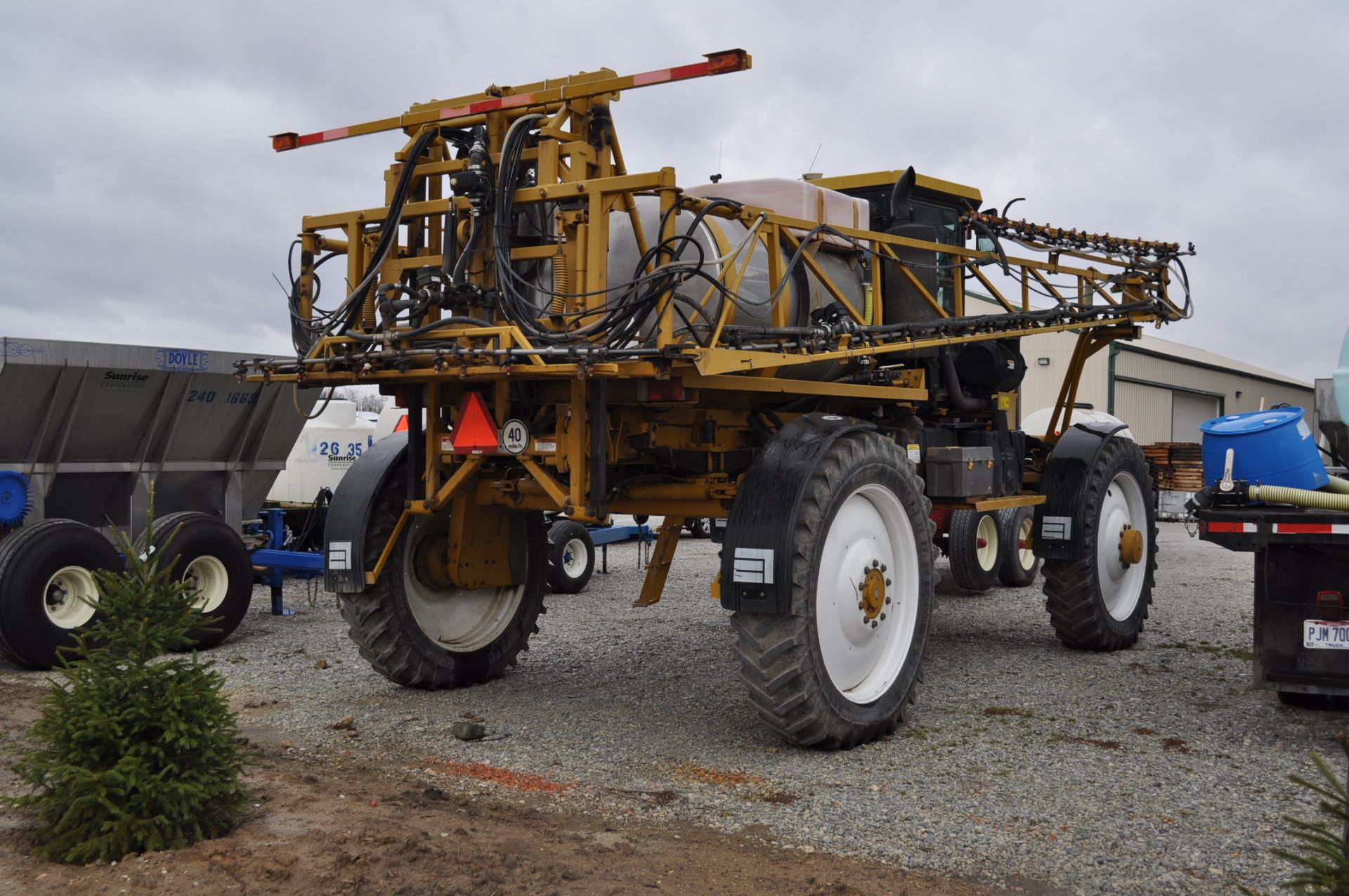 2006 RoGator 874, 850 gal. SS tank, 90’ booms, 3-way, wet boom, Raven SCS 4000 monitor, 380/90/46 - Image 3 of 13