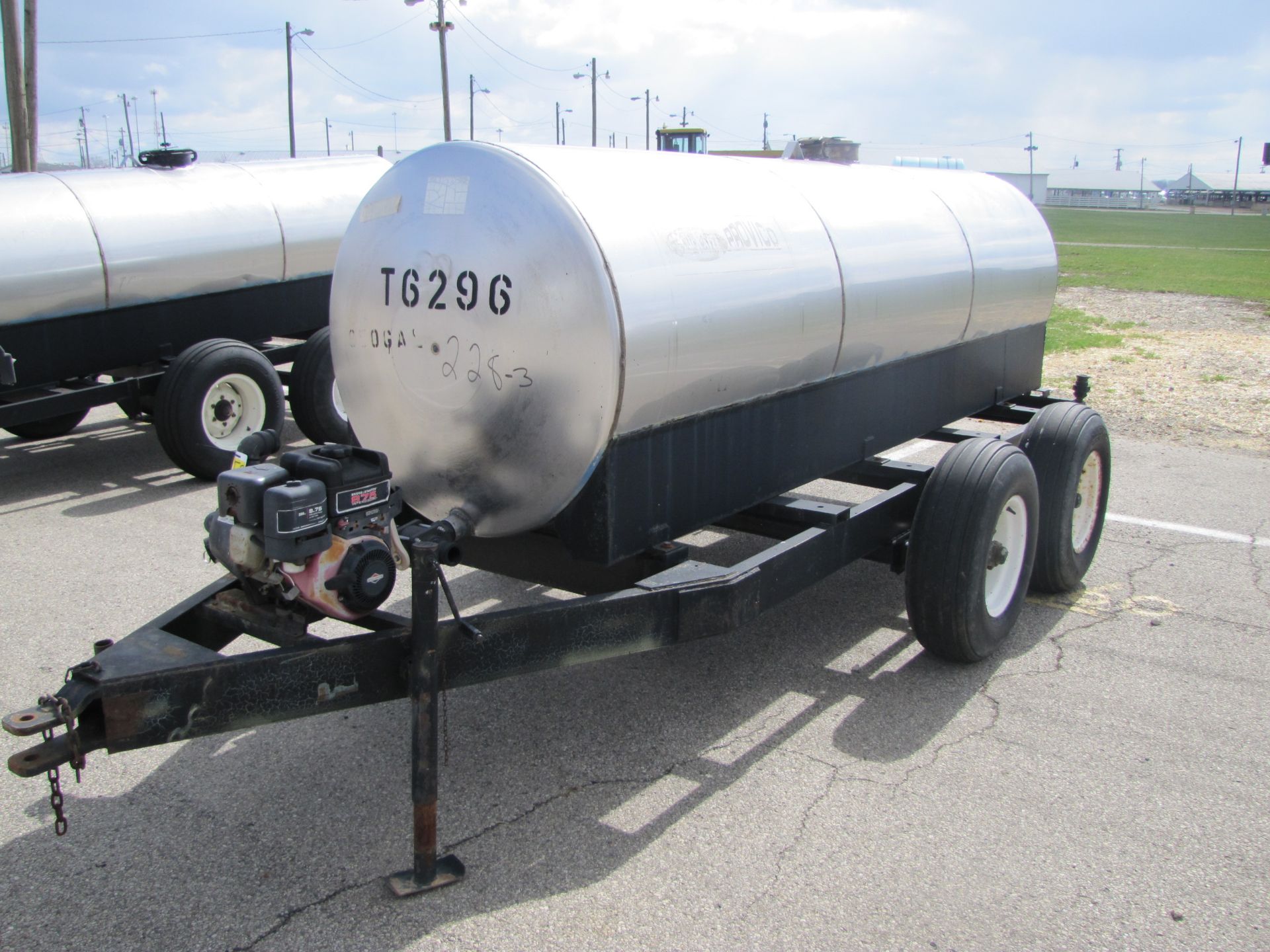 850 gallon SS tandem axle nurse trailer, 2" pump with gas engine - Image 2 of 6