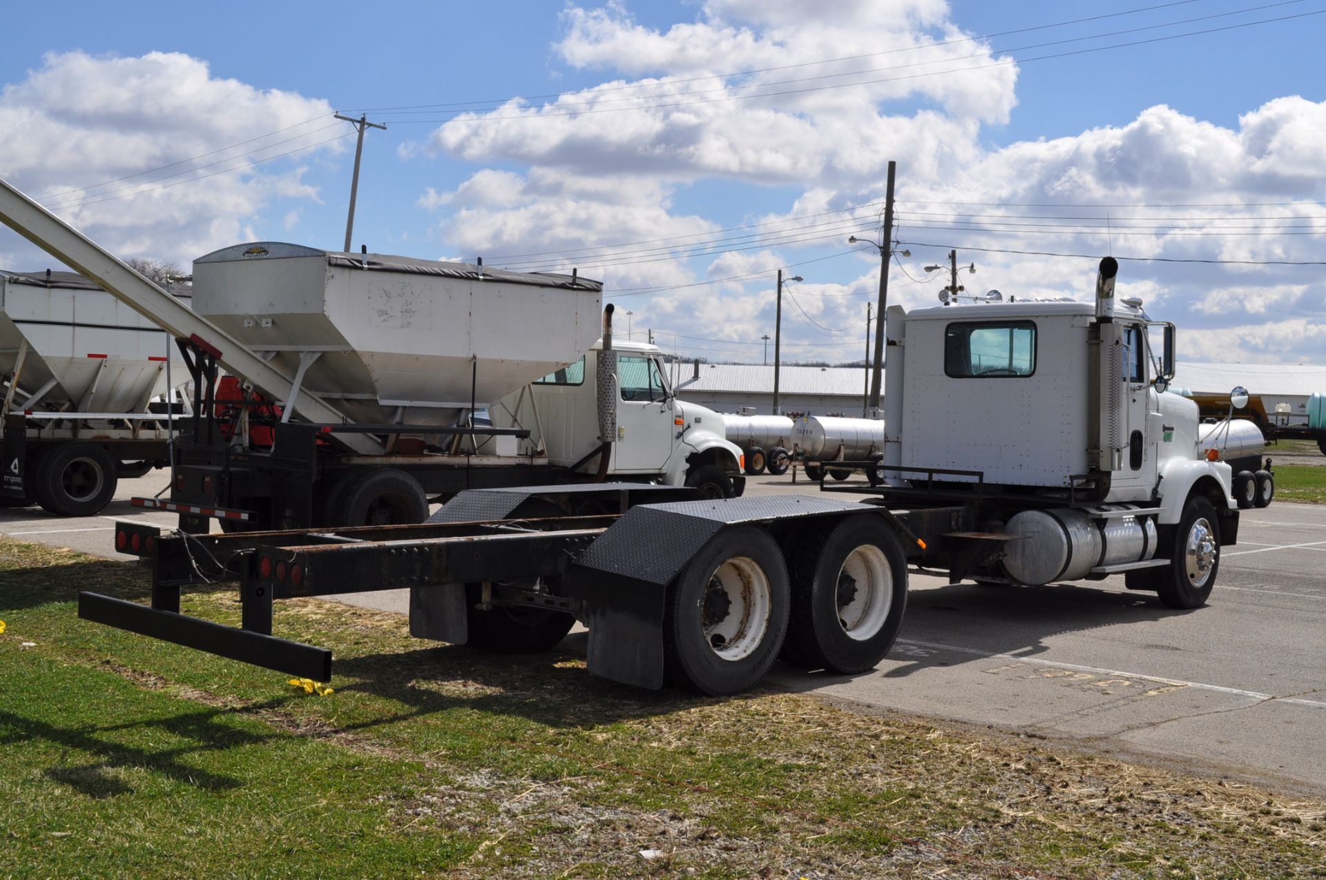 1988 International 9300, cab & chassis, 48,000 GVW, NTC-350 Cummins, 9-speed Eaton, twin screw, air - Image 4 of 7