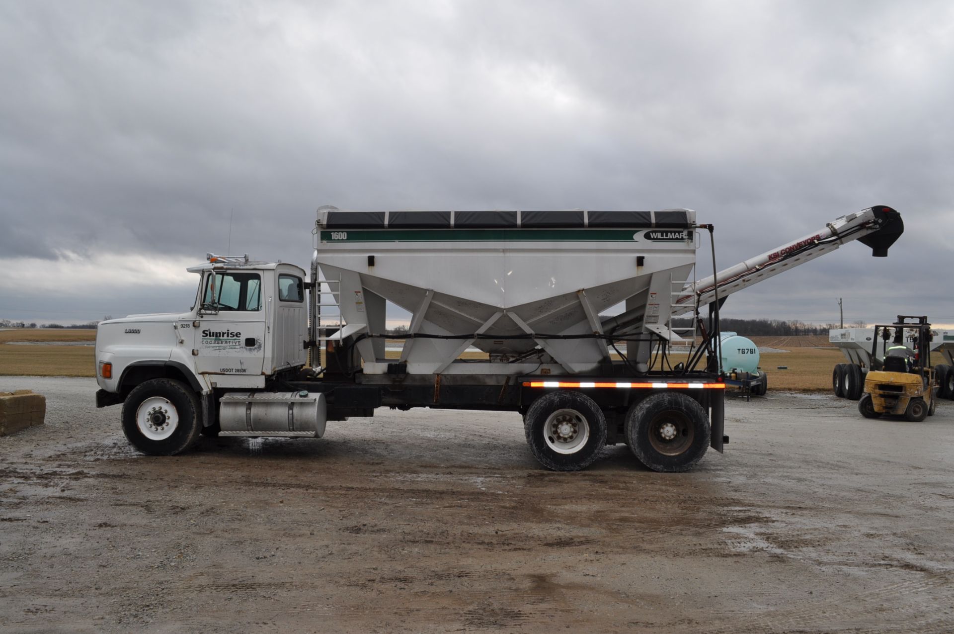 1992 Ford L9000 w/ Willmar 16-ton bed, KSI SS cleated belt conveyor, L10 Cummins, 13-speed - Image 3 of 21