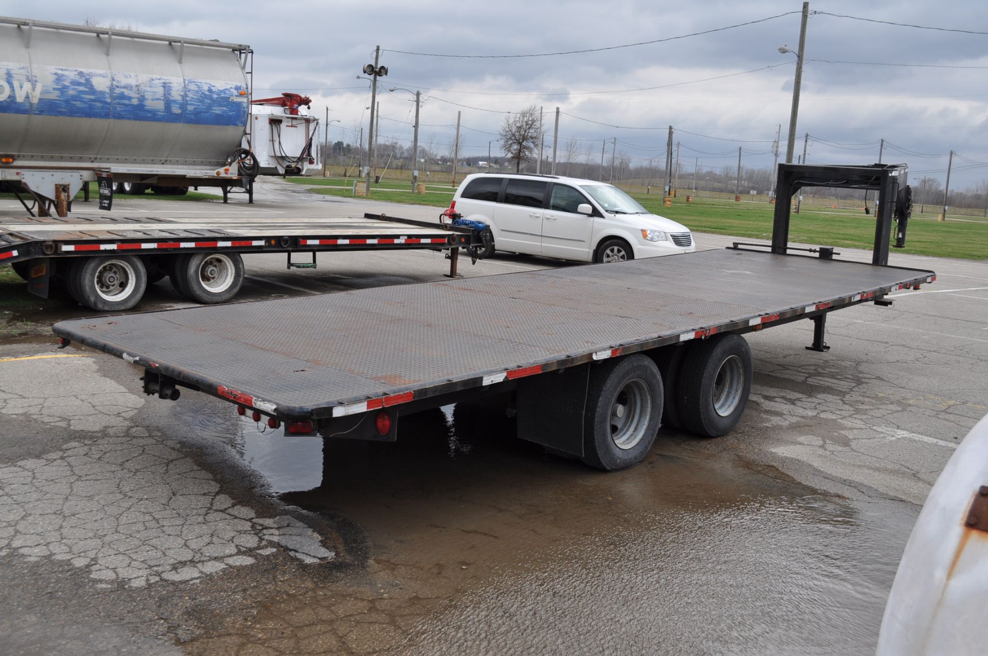 1979 Clymer 26' Gooseneck flatbed trailer, steel floor, tandem axle, dual wheels, 9.50-16.5 tires - Image 3 of 10