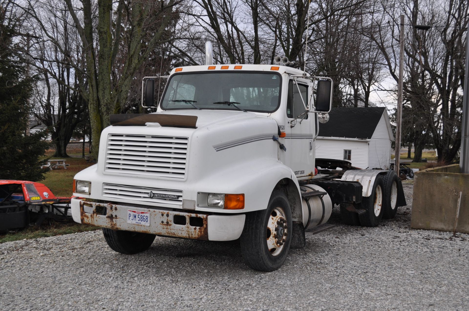 1995 International 8200, M11 Cummins, 10-speed Eaton, twin screw, air-ride, 2-line wet kit, shows