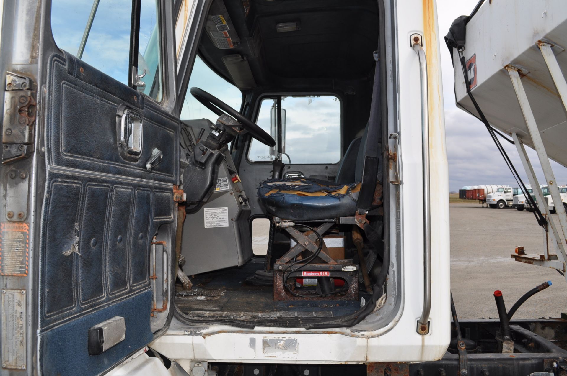 1992 Mack CH612 w/ Willmar 16-ton bed, rear auger, Mack engine, 9-speed, twin screw, spring-ride, - Image 10 of 24