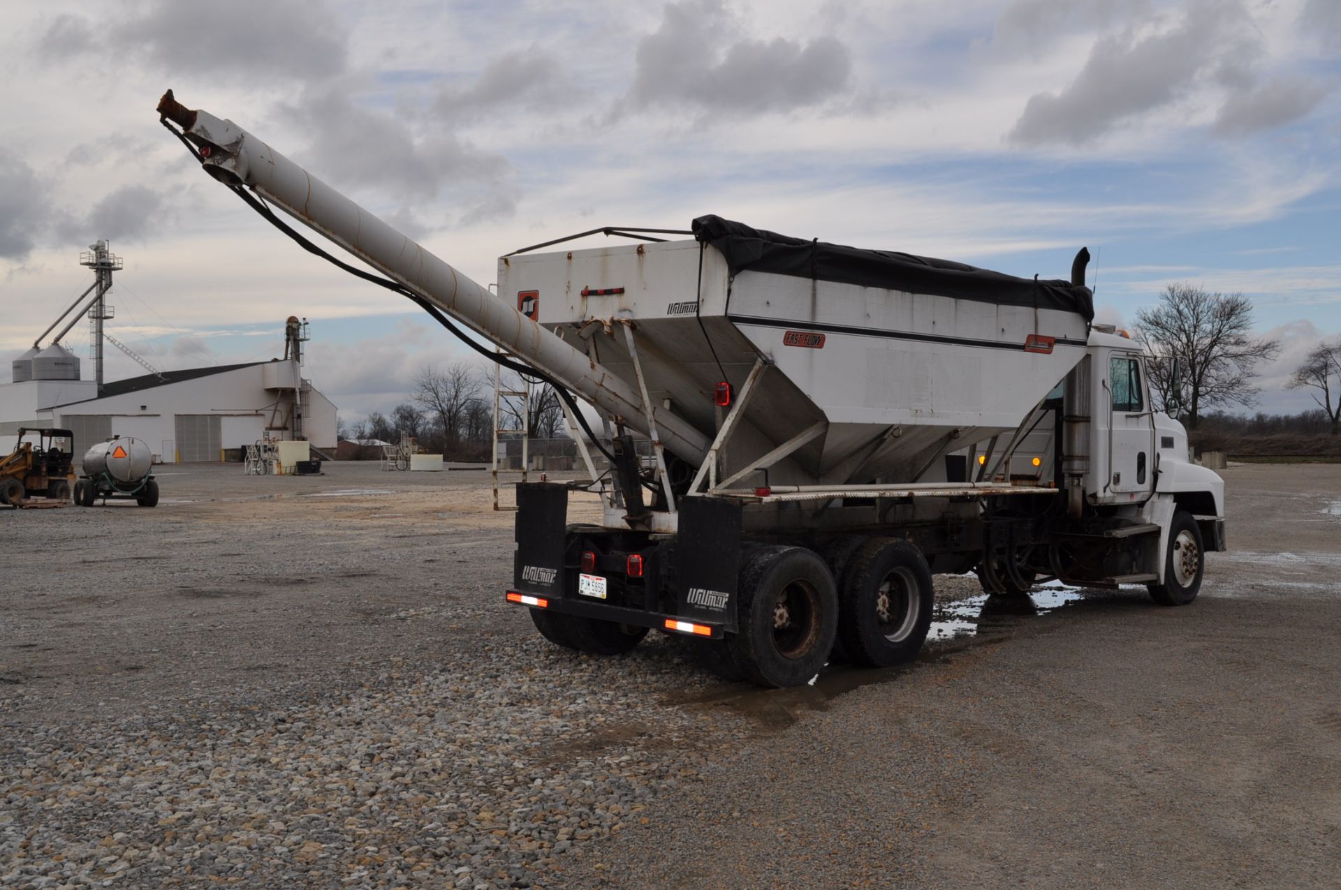 1992 Mack CH612 w/ Willmar 16-ton bed, rear auger, Mack engine, 9-speed, twin screw, spring-ride, - Image 5 of 24