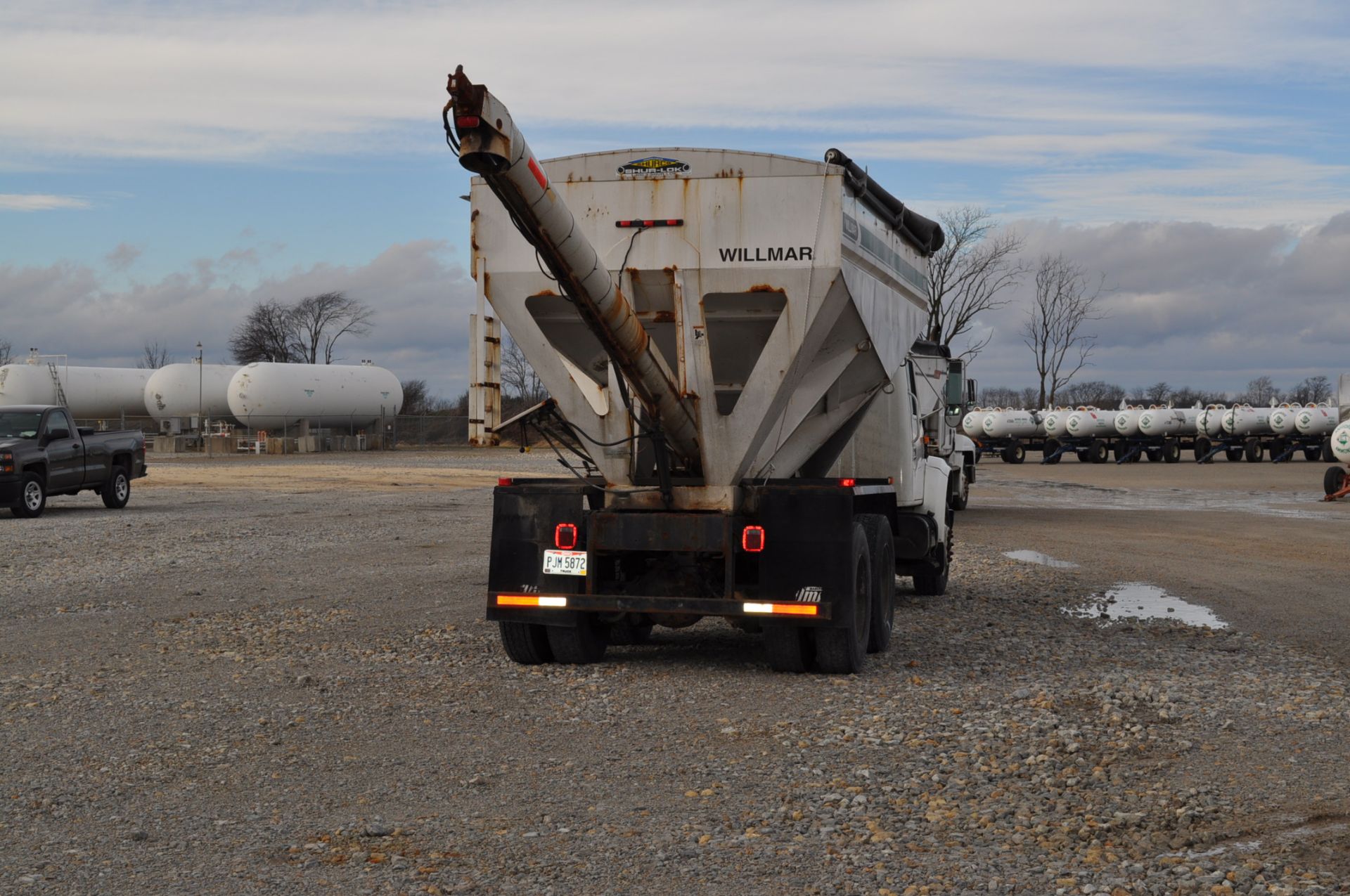 2002 International 4900 w/ Willmar 16-ton bed, rear auger, DT466E engine needs work, 7-speed, PTO - Image 5 of 21