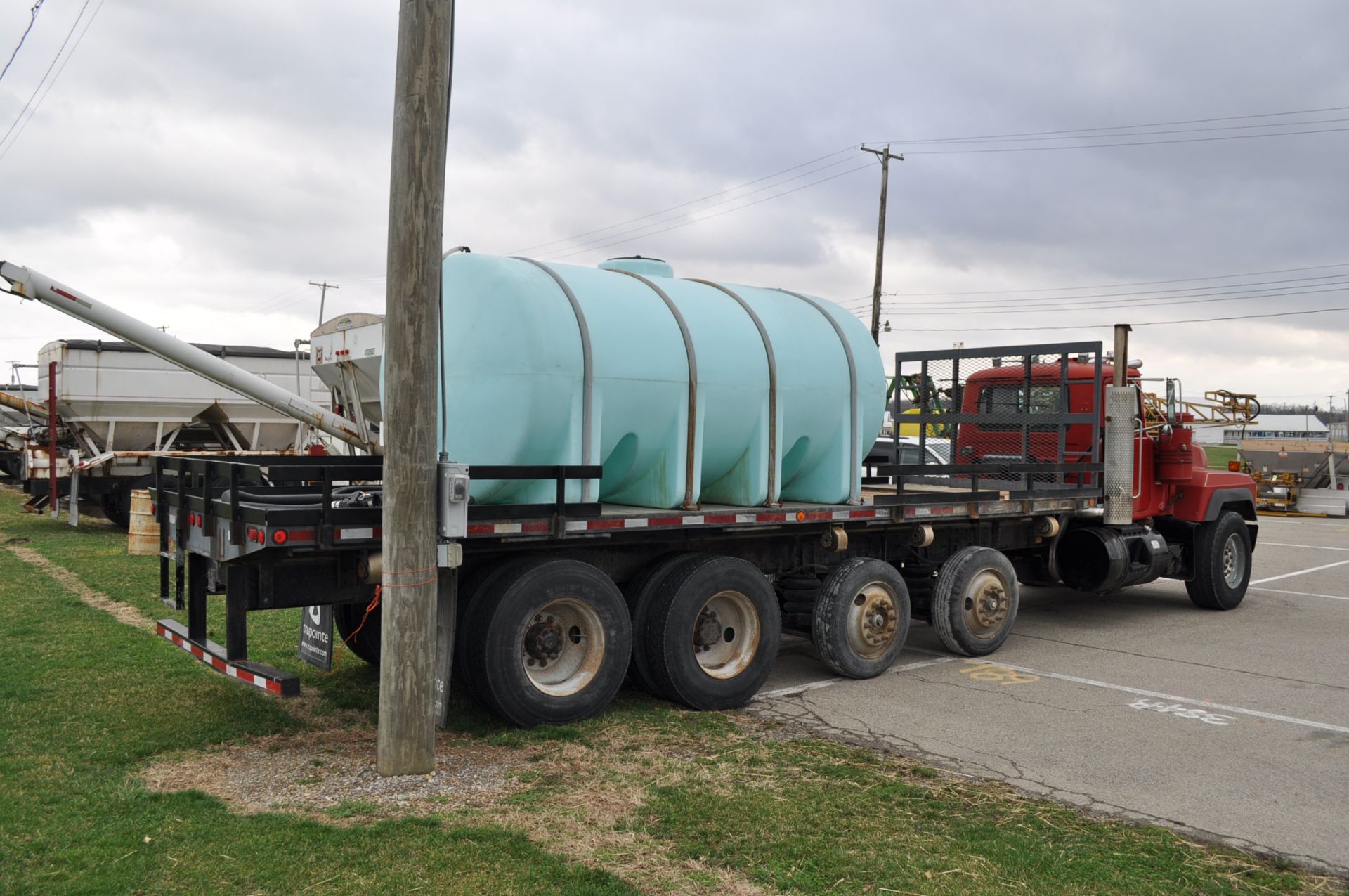 1993 Mack w/ 25’ flat-bed, 2,500 gal. poly tank, pump & motor, Mack engine, 9-speed Eaton, tag - Image 10 of 30