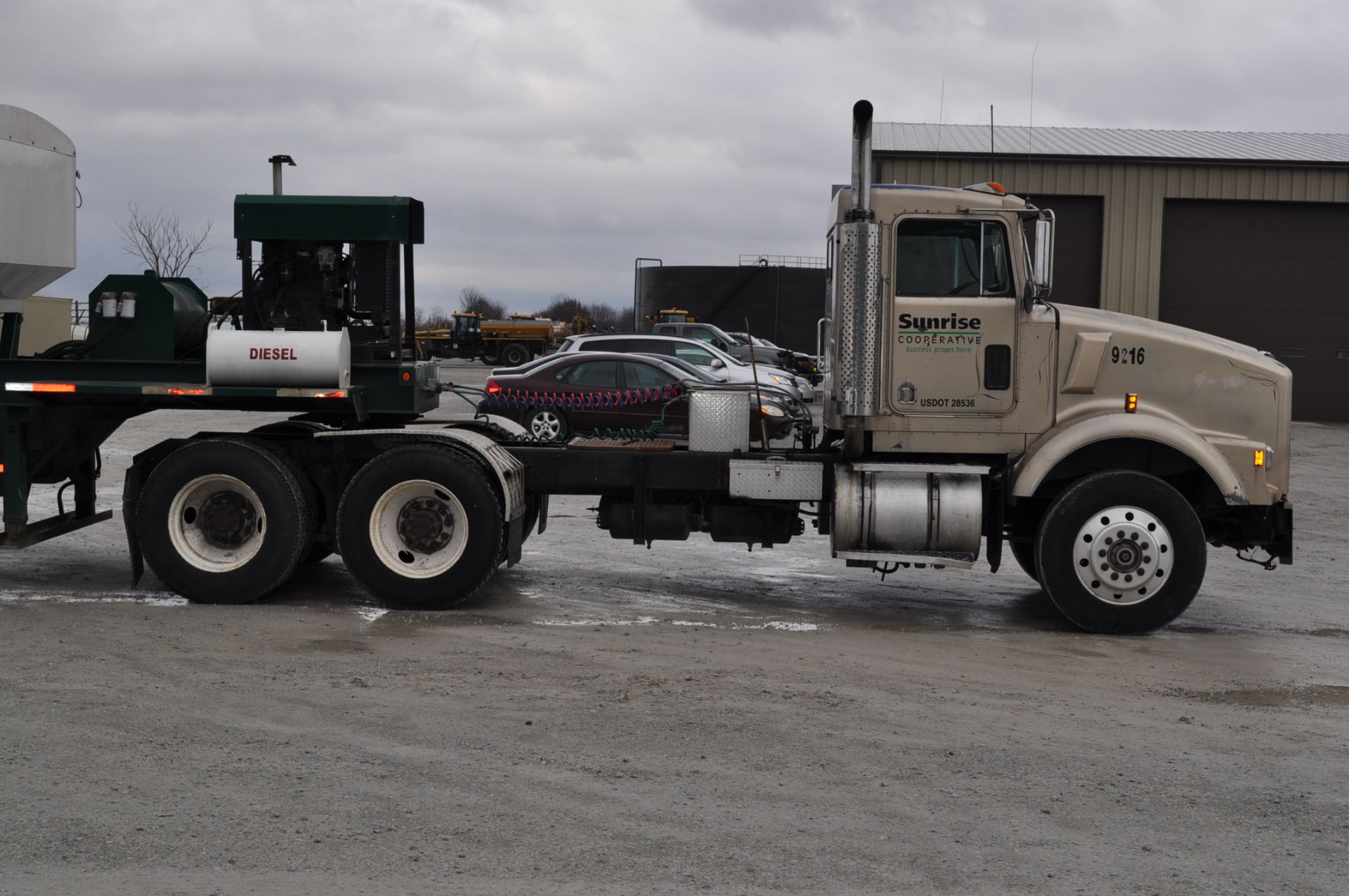 1992 Kenworth T800 semi, N14 Cummins, 9-speed Eaton, tandem axle, twin screw, day cab, 8 bag air - Image 4 of 20