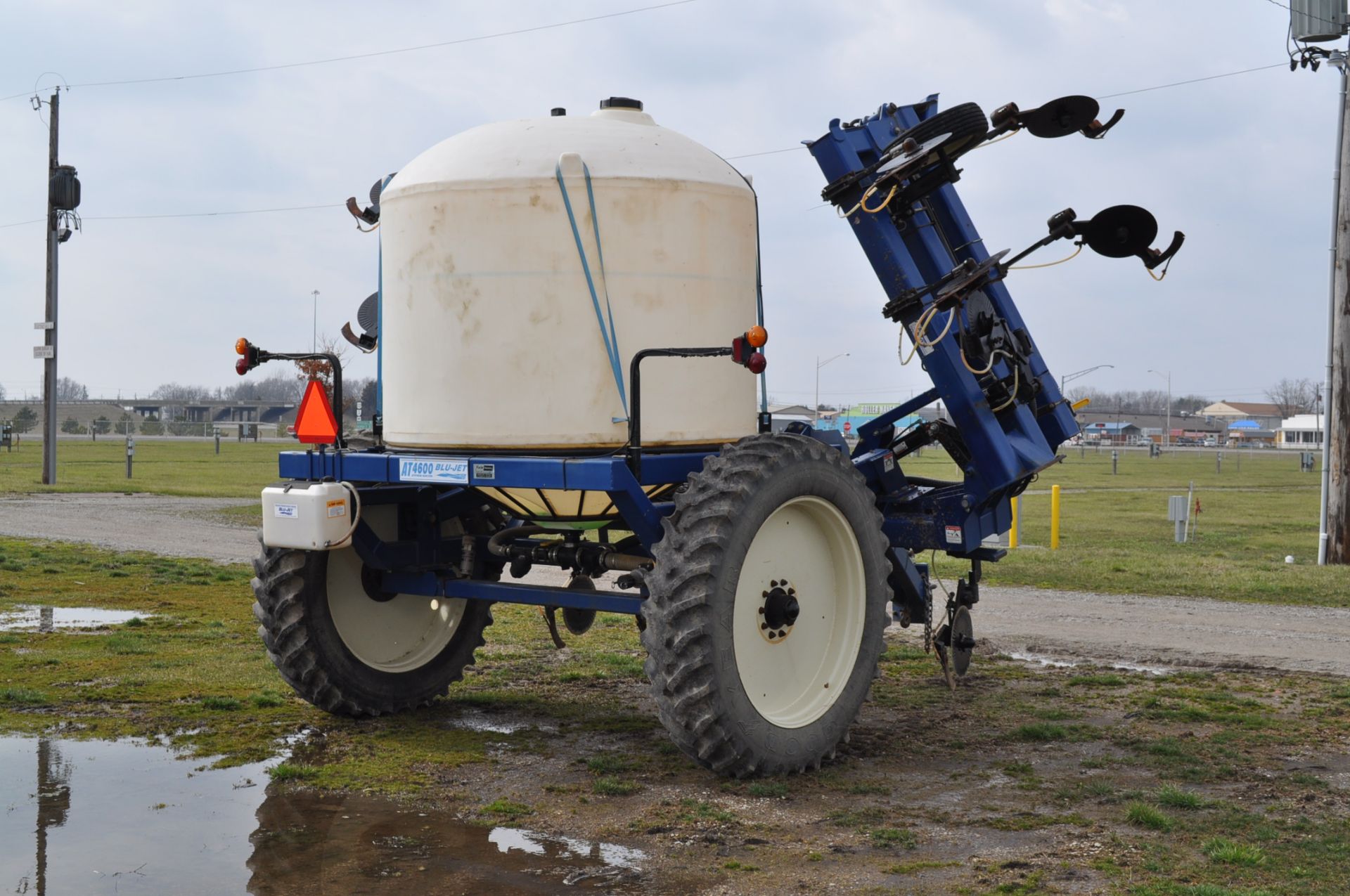 Blue Jet AT4600 28% Applicator w/Jet Stream Injection, 16 row currently can go up to 24 row - Image 5 of 12