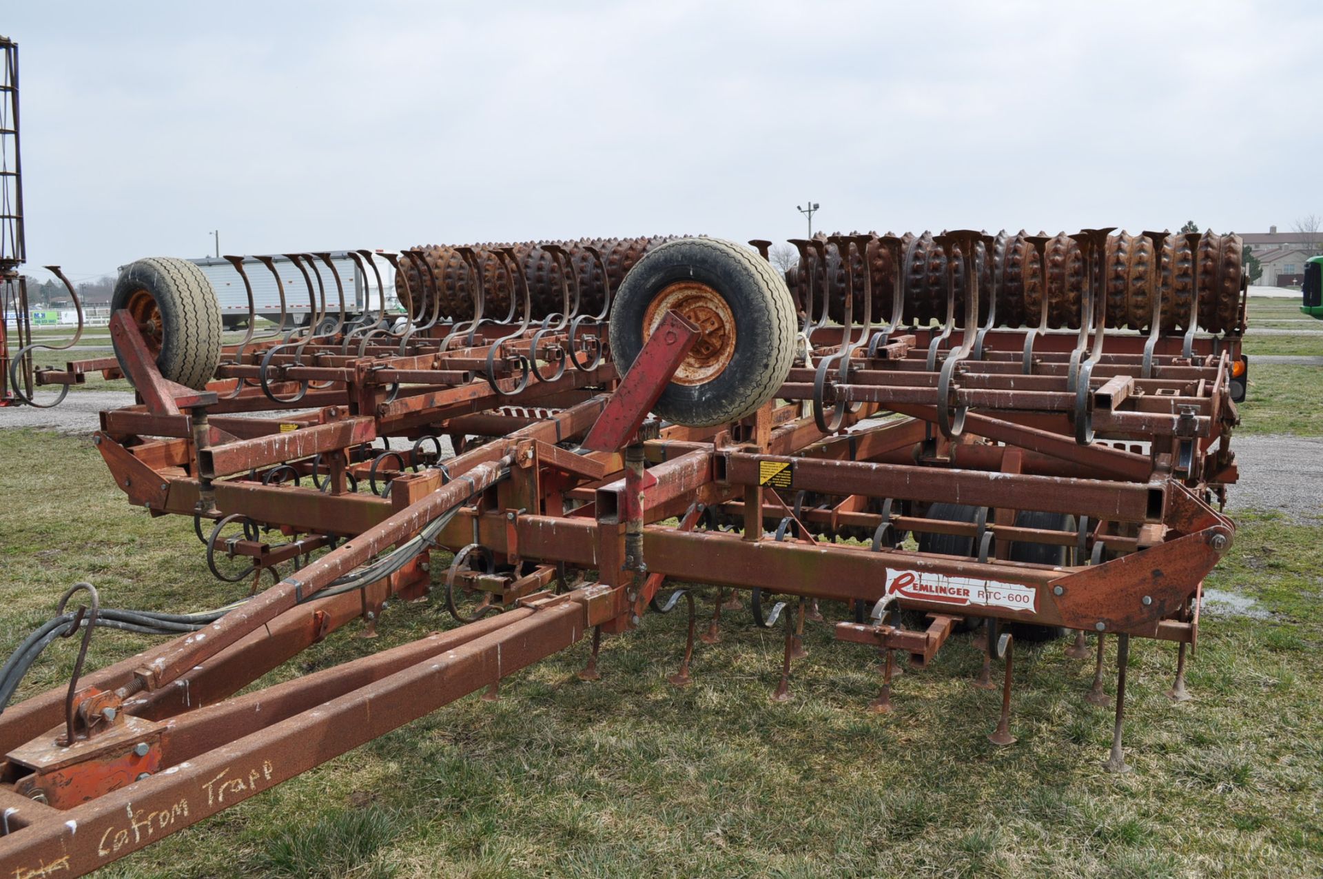 30’ Remlinger RT600 field cultivator, flat fold, S tine shanks, notched packer wheel - Image 7 of 11